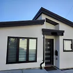 Central & Modern Whole House In Vancouver