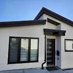 Central & Modern Whole House In Vancouver